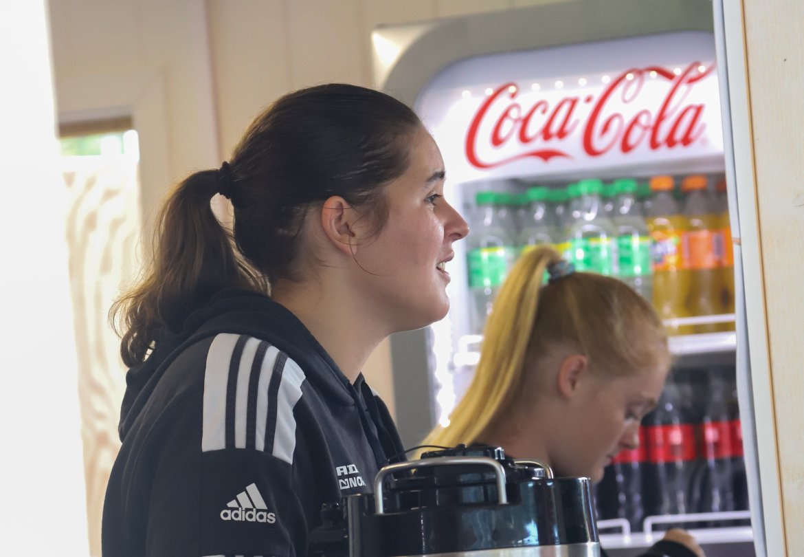 Fotballjenter i kiosken.