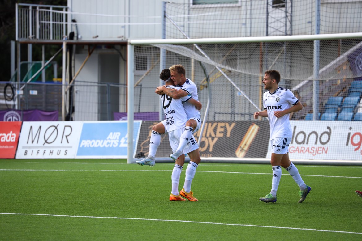 Sander Lille-Løvø og Jonas Fredriksen feirer scoring, mens Rasmus Lynge Christensen løper til for å gratulere.