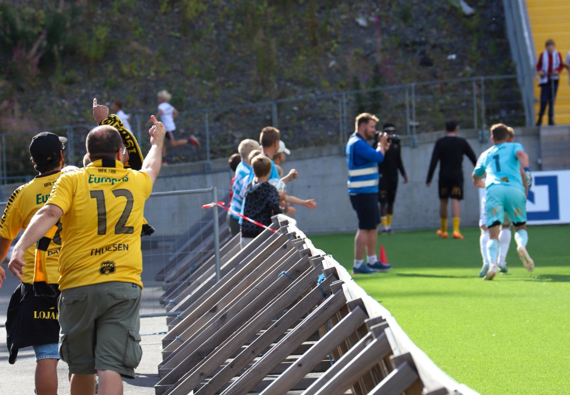 De tilreisende fra Moss var åpenbart ikke fornøyd med Mathias Johansens feiring av 3-0. Det var heller ikke Moss-keeperen. Og dommeren valgte da også å dra opp det gule kortet...
