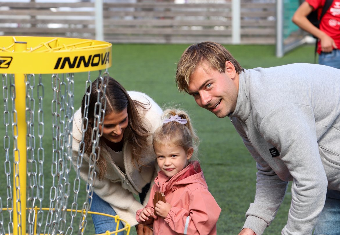 Mads Nørby Madsen koste seg med familien på kamp - selv om han ennå er et stykke unna å være spilleklar selv. Forhåpentlig er han tilbake for fullt i 2023!