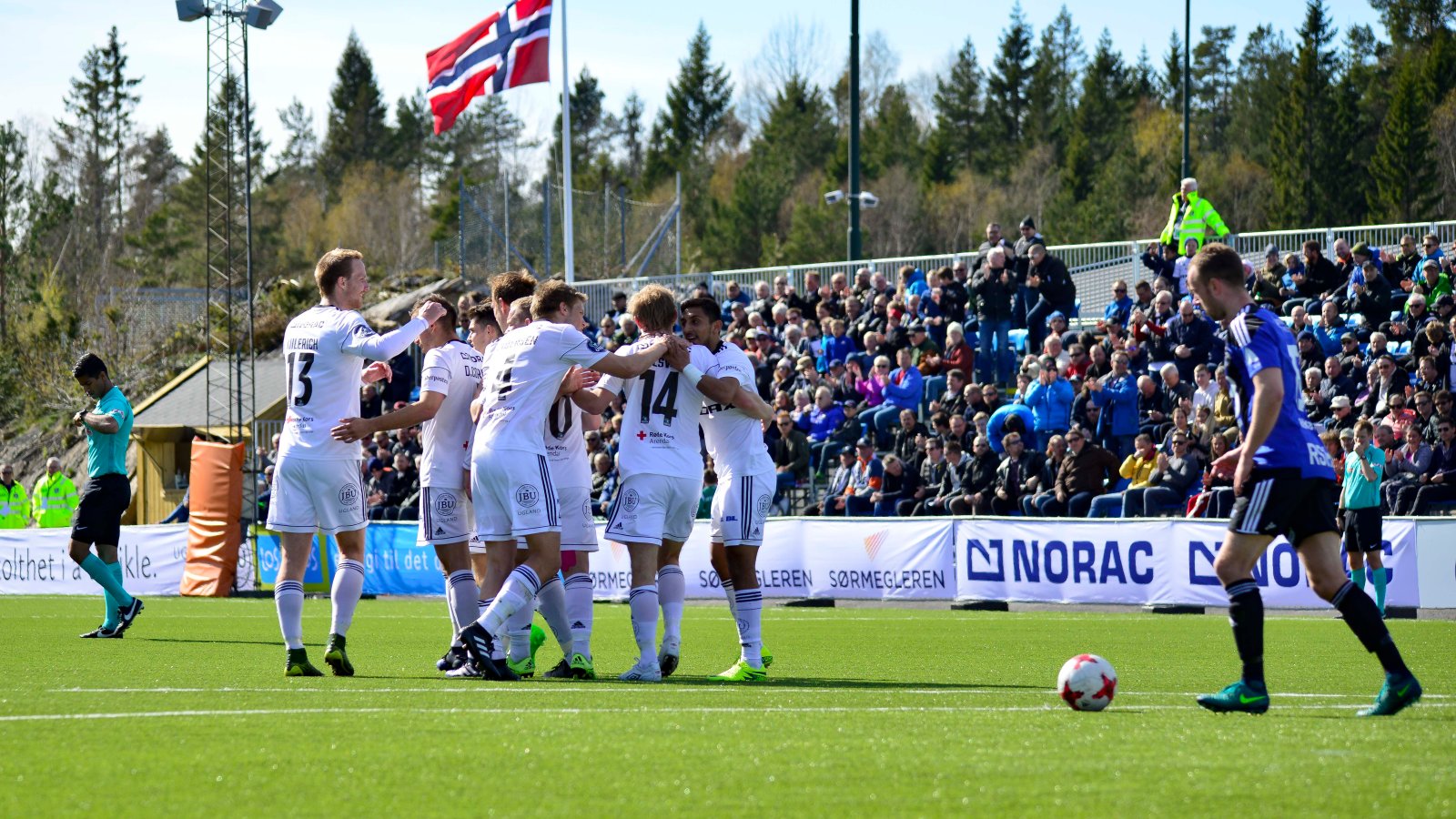 Arendal-spillerne jubler etter scoring av Petar Rnkovic mot Florø!