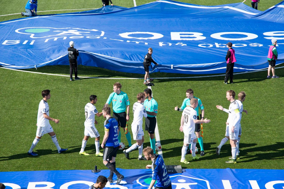 Spillerne hilser på dommerteamet før kamp.