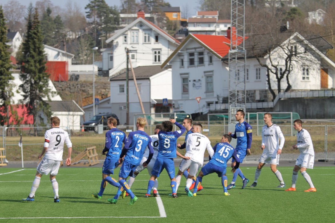Ilir Kukleci (5) har akkurat fått en stuss på innlegget - og Fabian Ness (9) kan fornøyd konstatere at ballen går i mål.