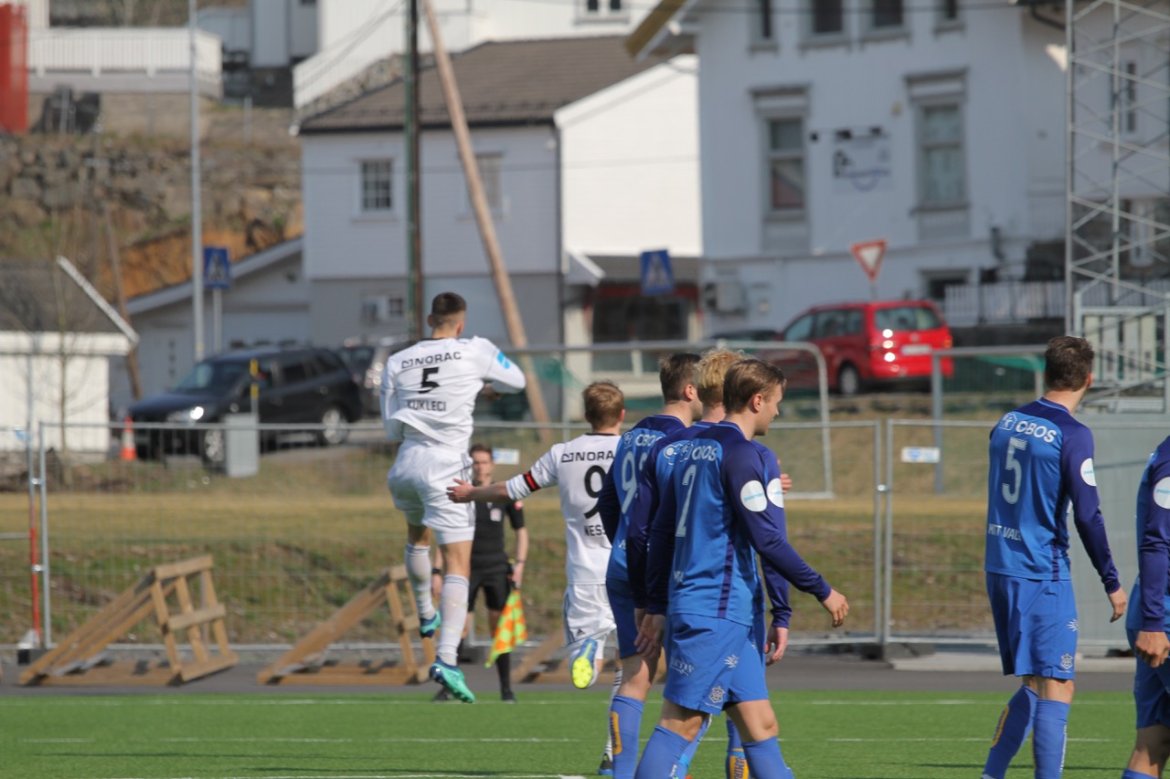 Ilir Kukleci (5) jubler for scoring. Fabian Ness (9) stormer til for å gratulere.