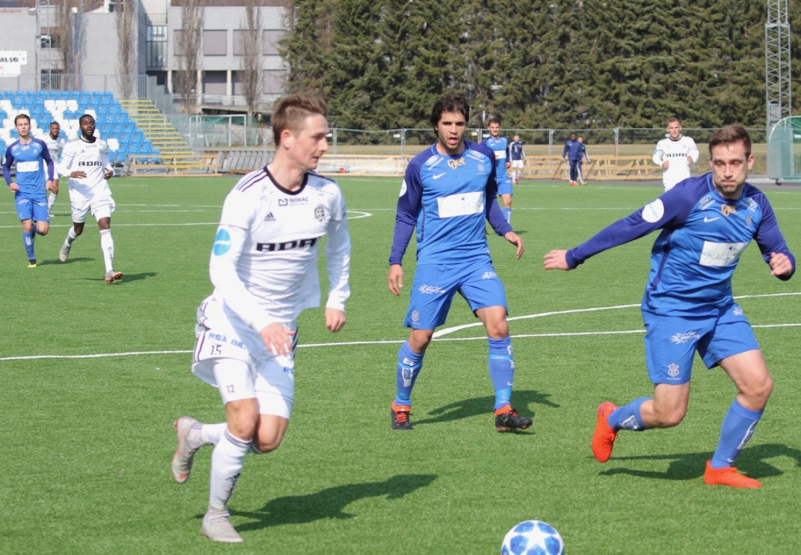 Asker forsøker å demme opp for Andreas Bruhn Christensen.