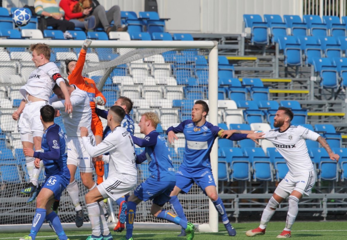 Fabian Ness (lengst til venstre) rager høyest i lufta, men dessverre gikk ikke denne headingen i mål.