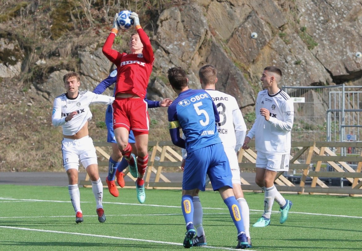 Øyvind Knutsen rager høyest i feltet. Han og Leopold Wahlstedt kjemper en meget tett kamp om keeperplassen på årets Arendal-lag.