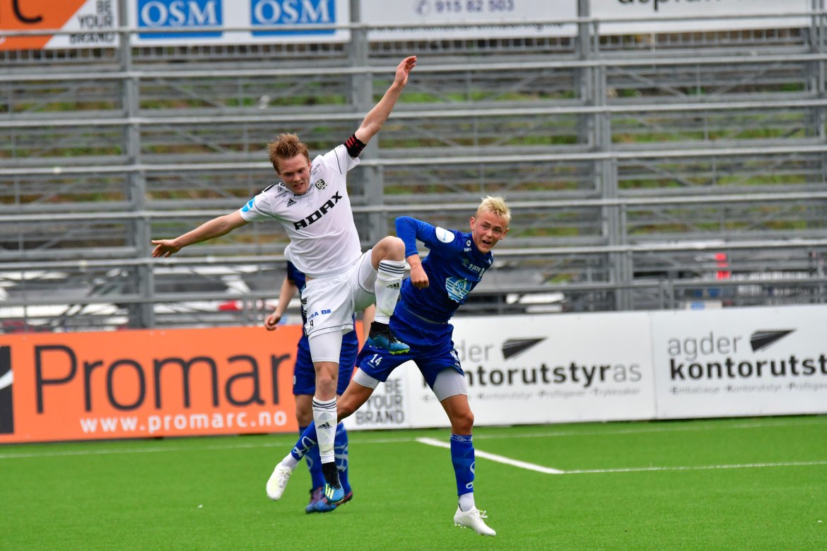 Fabian Ness i duell med Hødd-spiller.