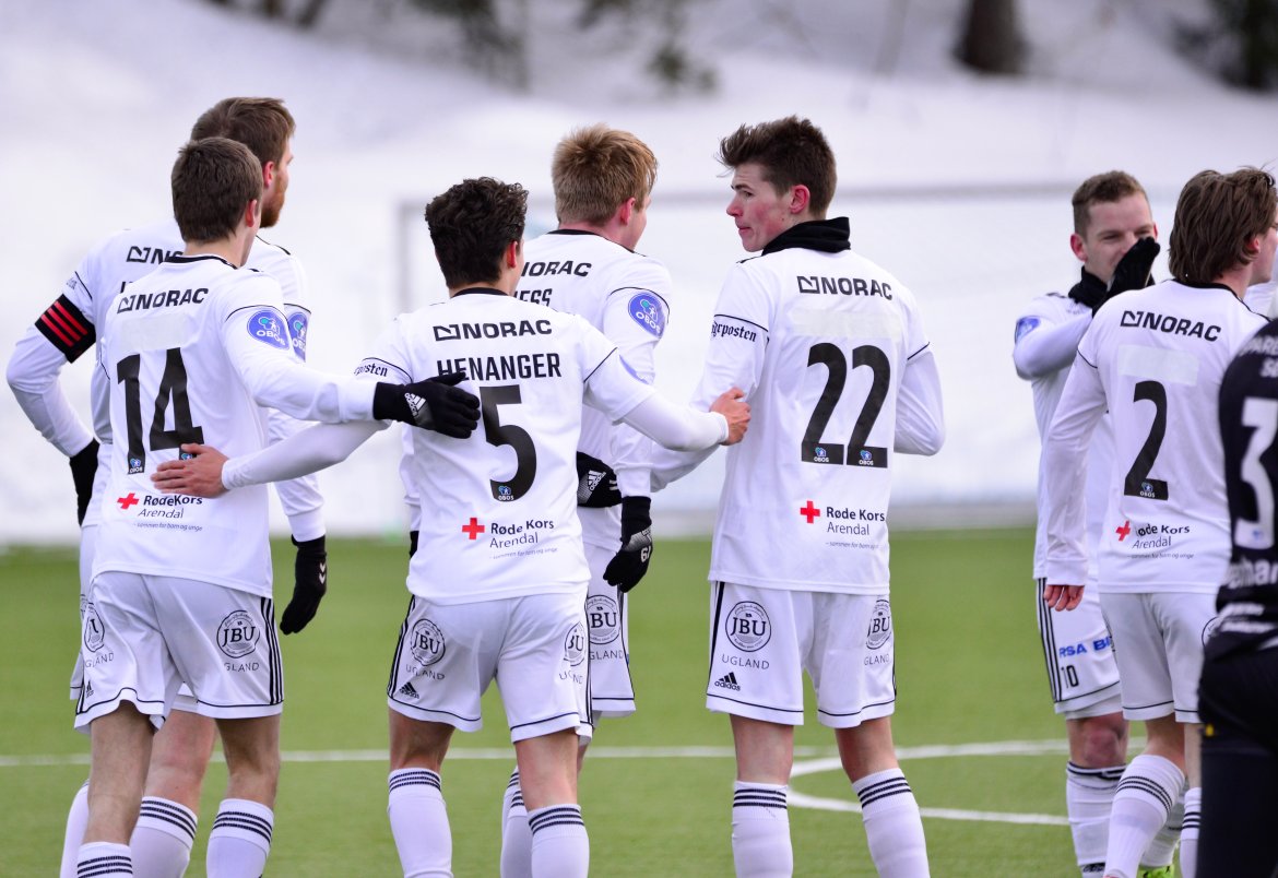 Fabian Ness gratuleres av lagkameratene.