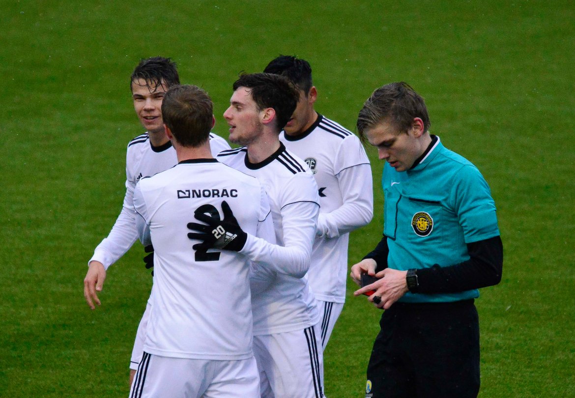 Matias Fjeldal Olsen gratulerer Adi Markovic mens Tobias Henanger og Tasso Dwe kommer til.