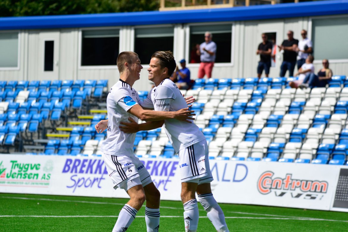 Anders Hella gratuleres av Philip Aukland etter å ha satt inn 1-0 før det var spilt fem minutter av oppgjøret mot Nardo.