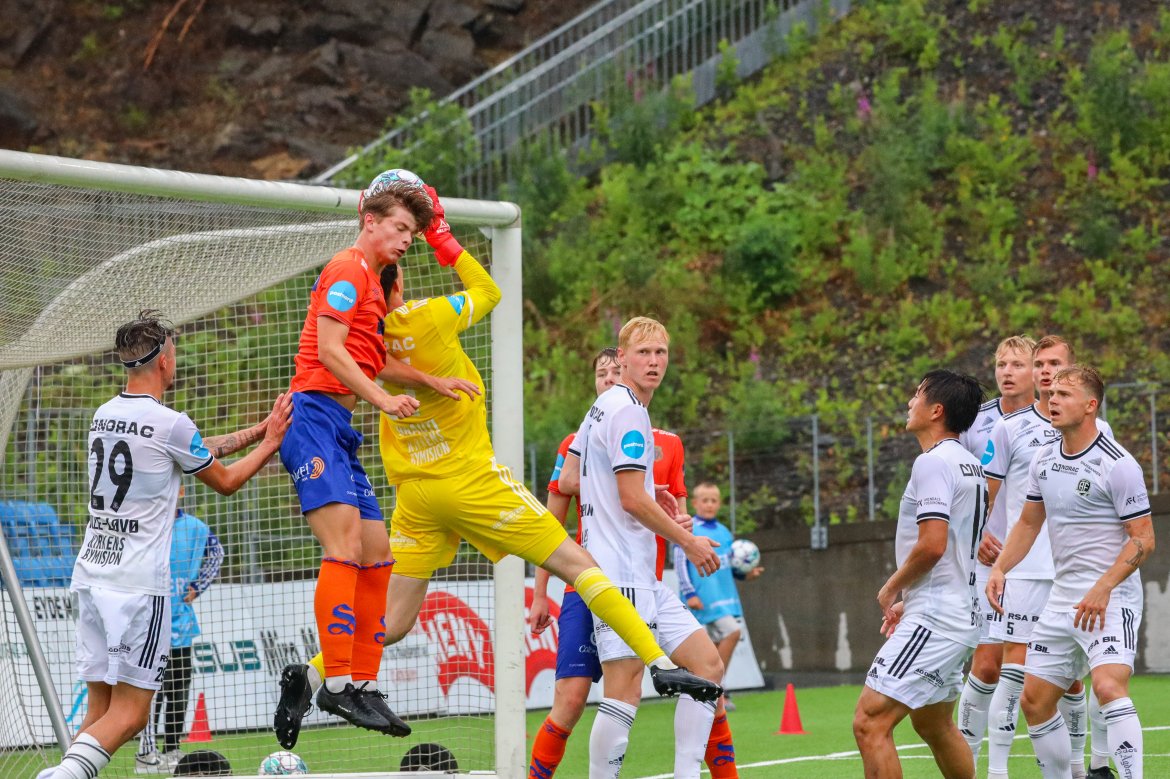 Jonas Vatne Brauti plukker ned en corner mot slutten av kampen.