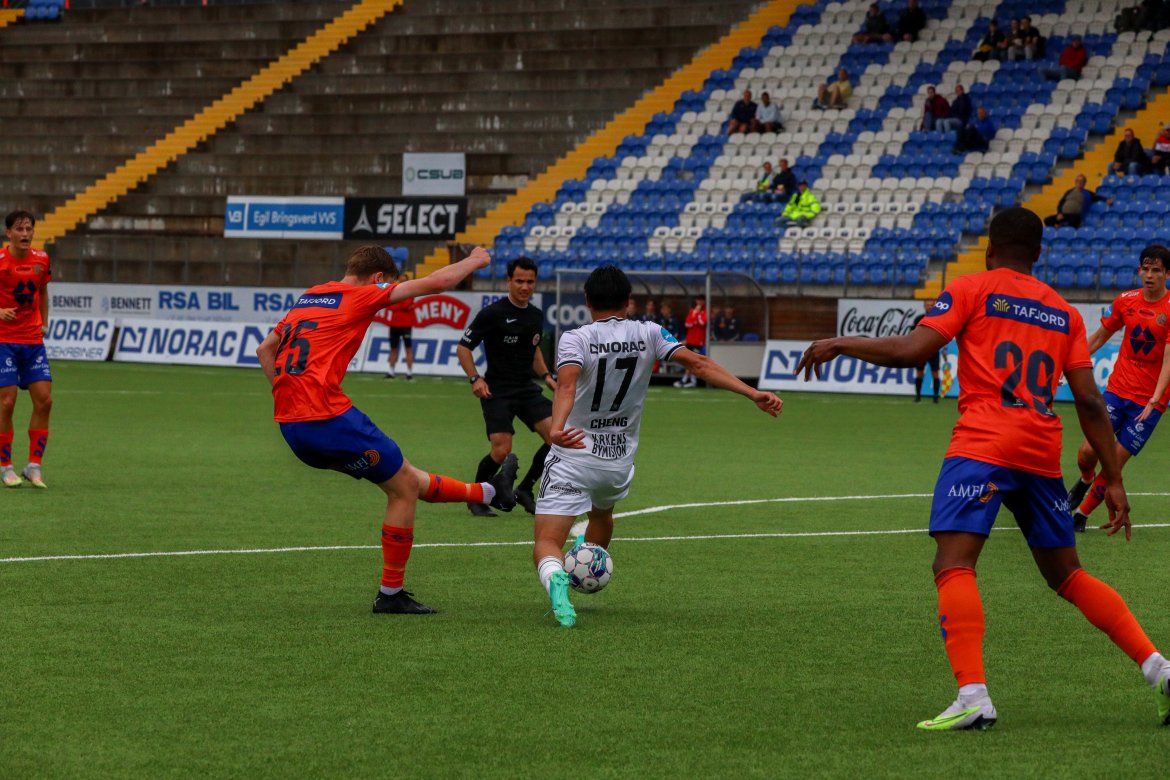 Christopher Cheng (17) avverger en Aalesund-mulighet.