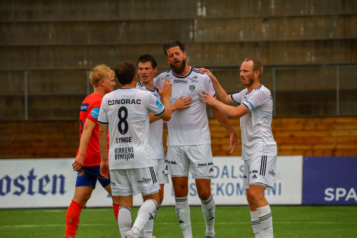 John Frederiksen gratuleres av lagkameratene etter sin scoring.