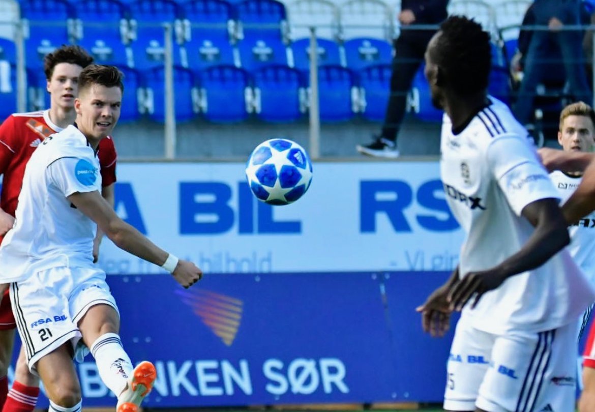 Stian Rokås Michalsen fyrer av mens Pape Paté Diouf følger med.