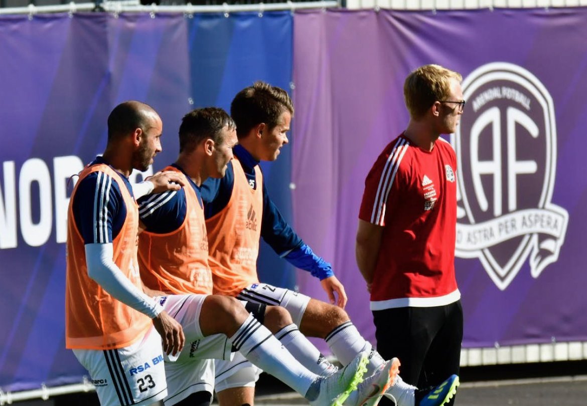 Balal Arezou, Wilhem Pepa og Anders Hella følger med fra sidelinjen sammen med fysioterapeut Fredrik Nett.