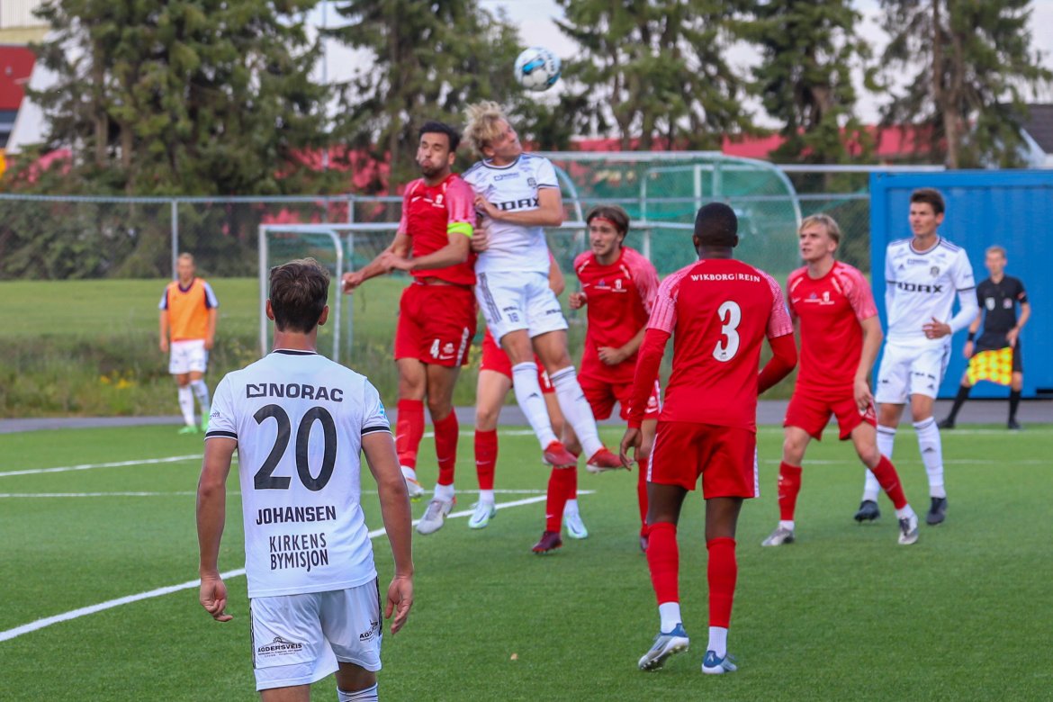 Sander Marthinussen når høyest i denne duellen.