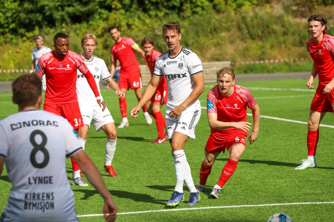 En målbevisst Mathias Johansen forsøker å utfordre Ullern-forsvaret.