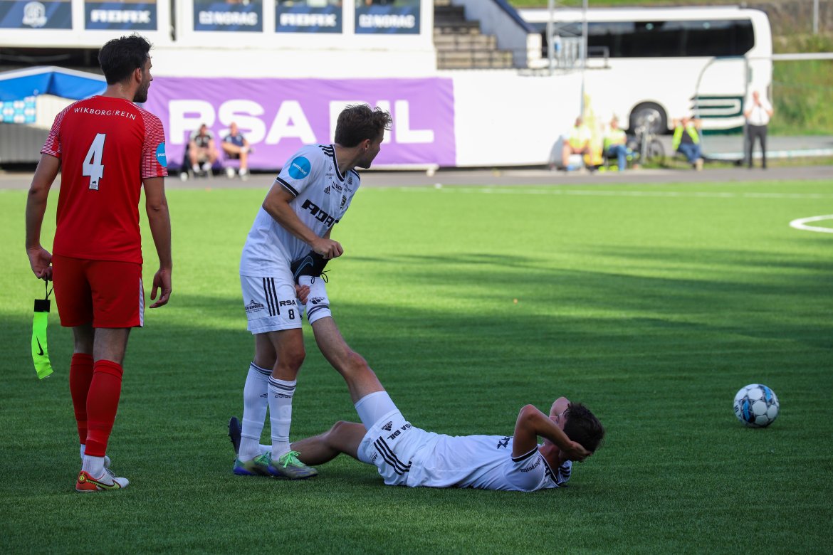 Rasmus Lynge Christensen gir Edvard Linnebo Race en hjelpende hånd.