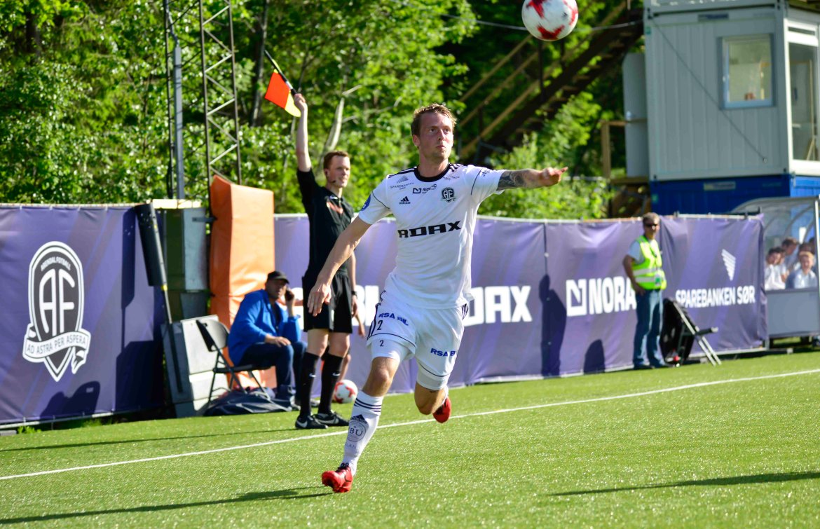 Matias Fjeldal Olsen stormer fremover på kanten - men assistentdommeren mener åpenbart det er offside.