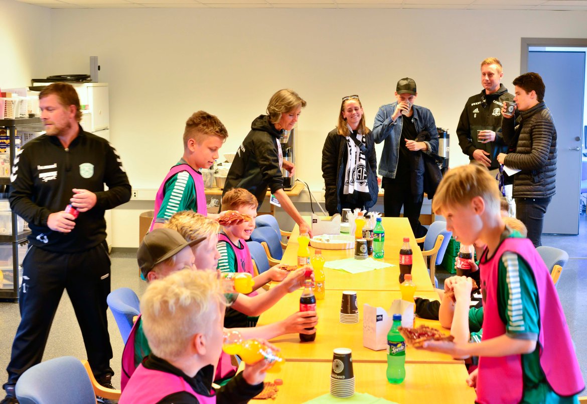 Velfortjent pauseservering til ballguttene.