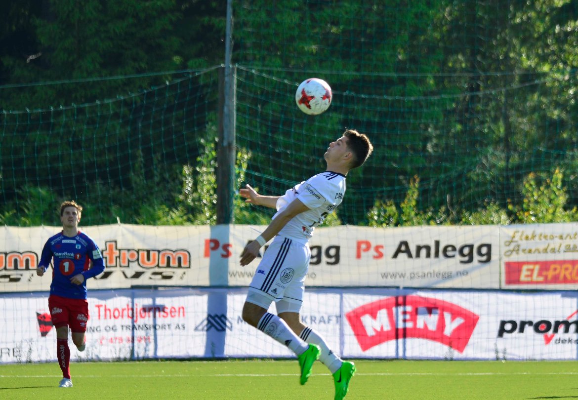 Ylldren Ibrahimaj vinner kontroll over ballen.