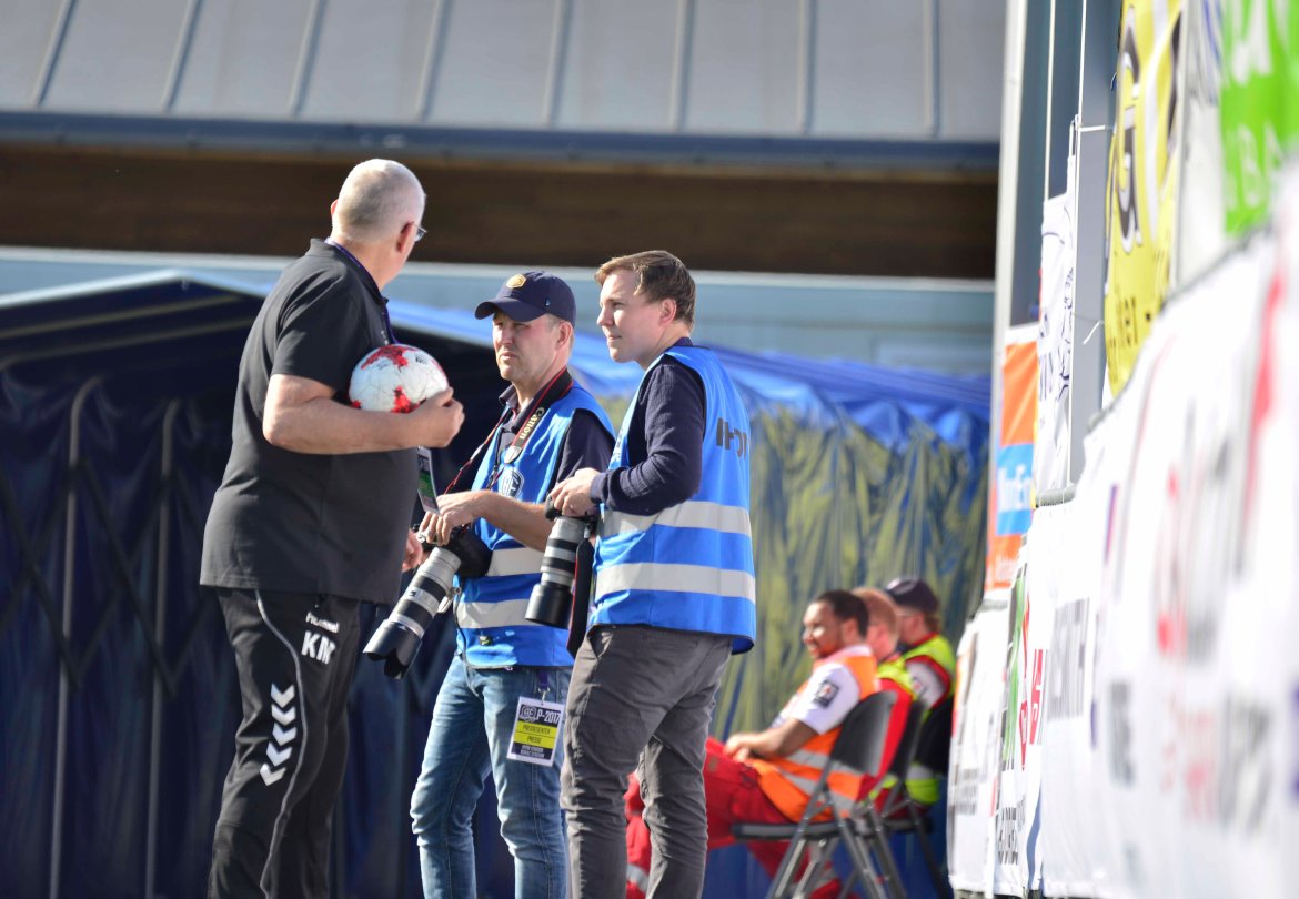Kåre Mortveit i samtale med pressefotografer.