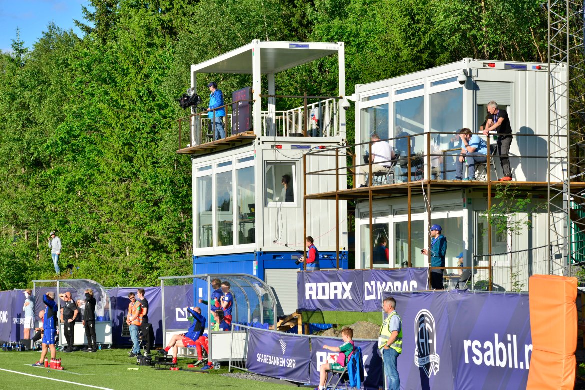 TV- og mediarigget på Myra stadion. Dette skal flyttes til Bjønnes når Norac stadion åpner - etter planen 30. juli.