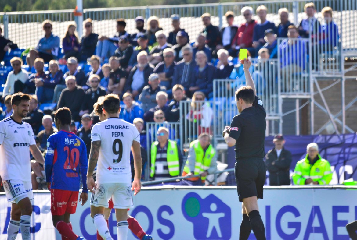 Viktor Lövgren får gult kort.