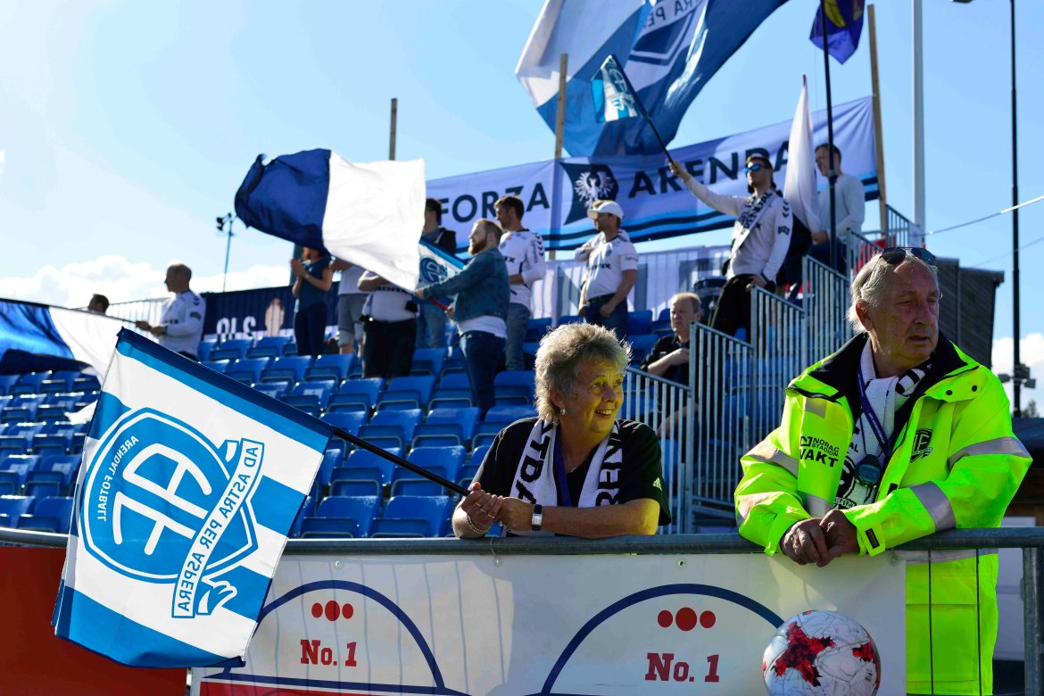 Frivillige er helt avgjørende på alle hjemmekamper - og Gørli og Jan Erik Foss stiller alltid opp!