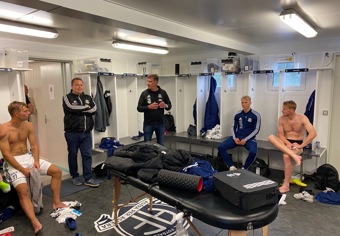 Styreleder Jan Sigurd Otterlei tok turen inn i garderoben etter kampen for å hylle spillere og støtteapparatet, ikke bare for seieren og tre poeng - men også for den fantastiske holdningen og lojaliteten de har vist gjennom en svært krevende oppkjøringsperiode.