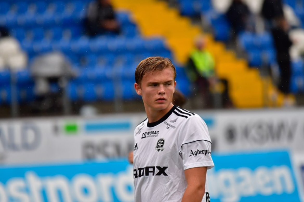 "Pete" Reinhardsen var bunnsolid i midtforsvaret sammen med Sune Kiilerich.