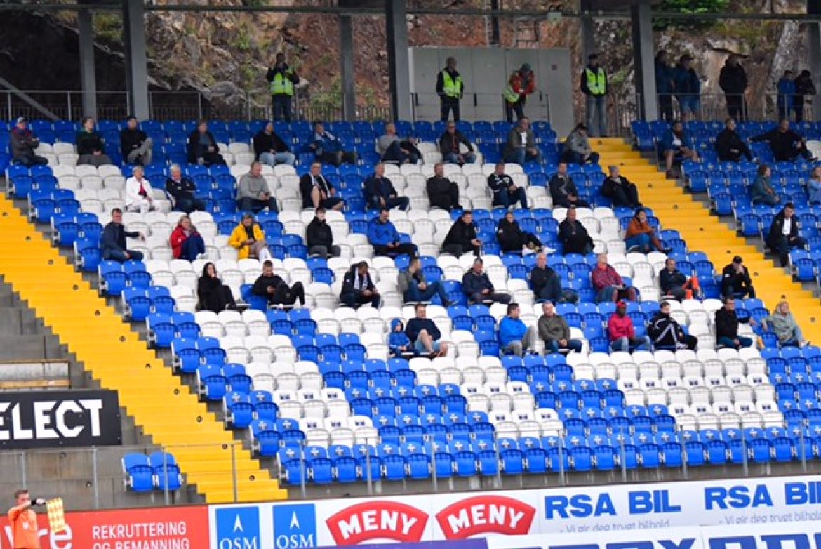 Bare 200 tilskuere fikk lov til å komme inn på Norac stadion - og alle var plassert med god avstand til hverandre.