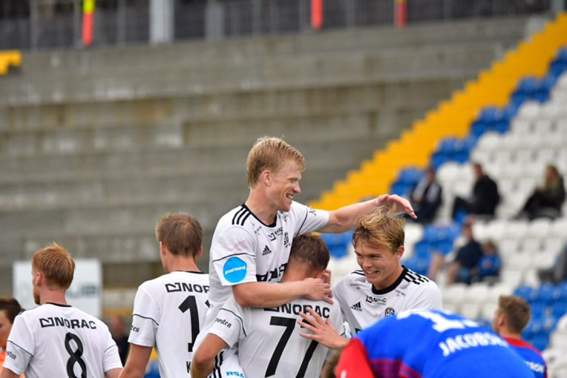 Tobias Arndal høyt oppe etter sin første scoring for sesongen.
