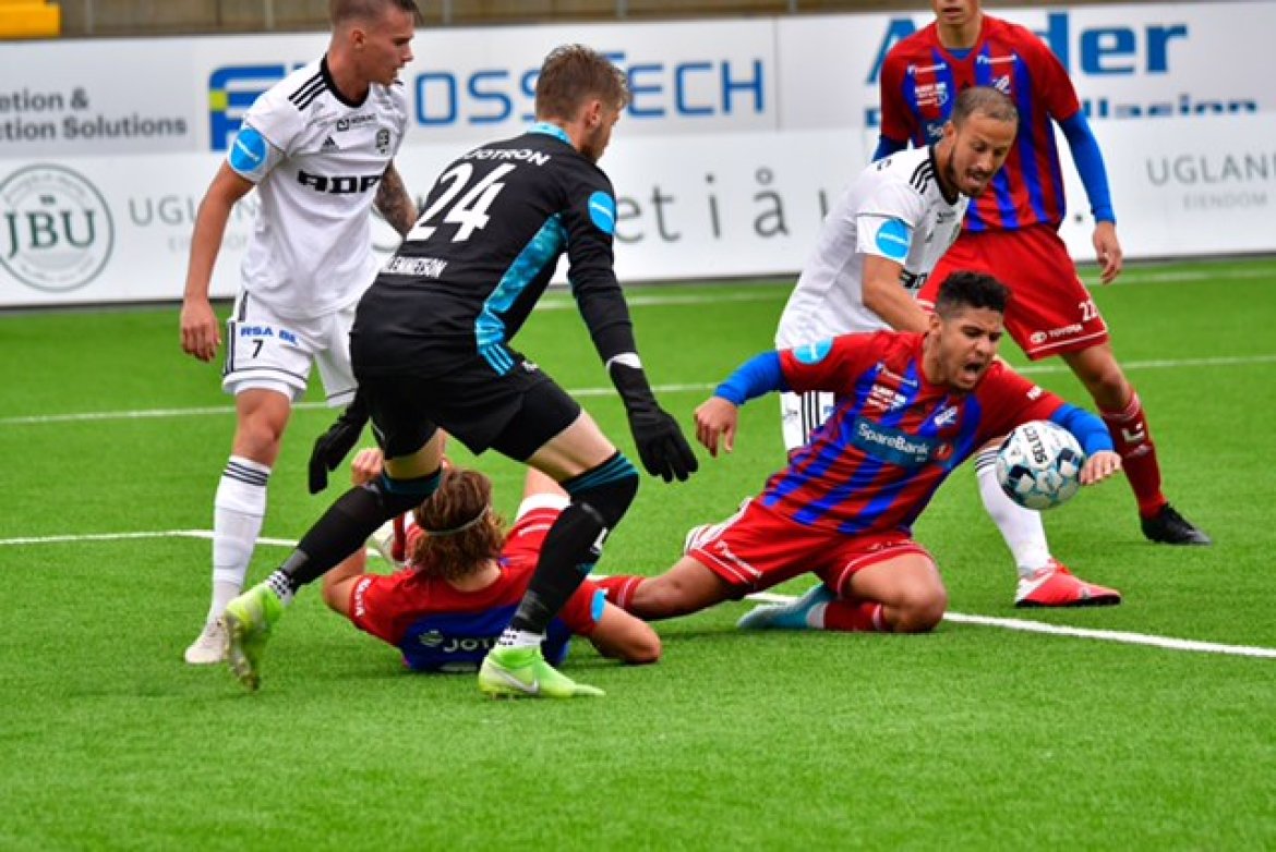 Hands? Conrad Wallem og Dejan Corovic er tett oppe i duellene.