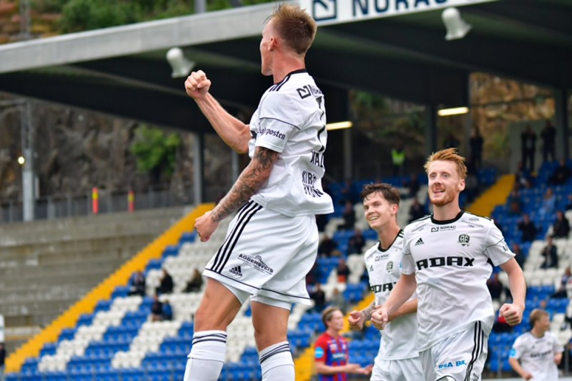 Conrad Wallem jubler etter at han headet inn 4-0. Peder Nersveen og Stian Michalsen kommer til for å gratulere!