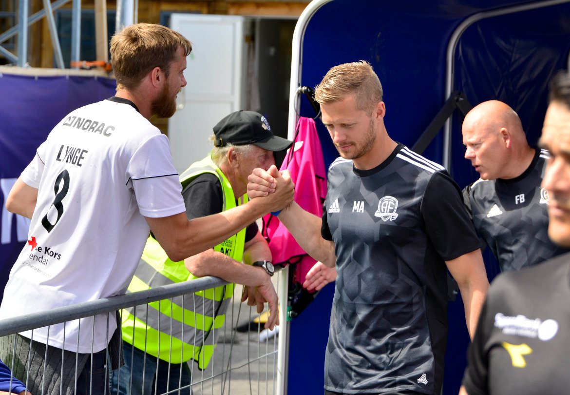 Mattias Andersson ønskes lykke til av supportere.