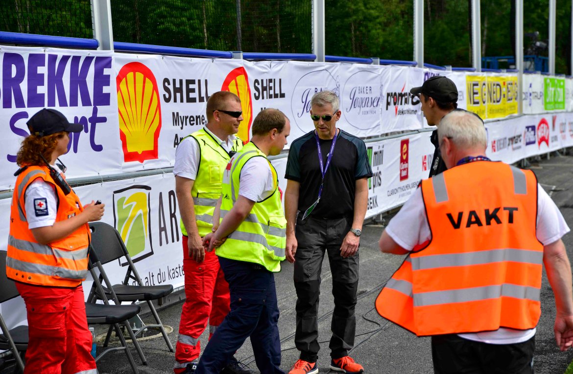 Sikkerhetssjef Paul Øyvind Jensen konfererer med førstehjelpsmannskapene.