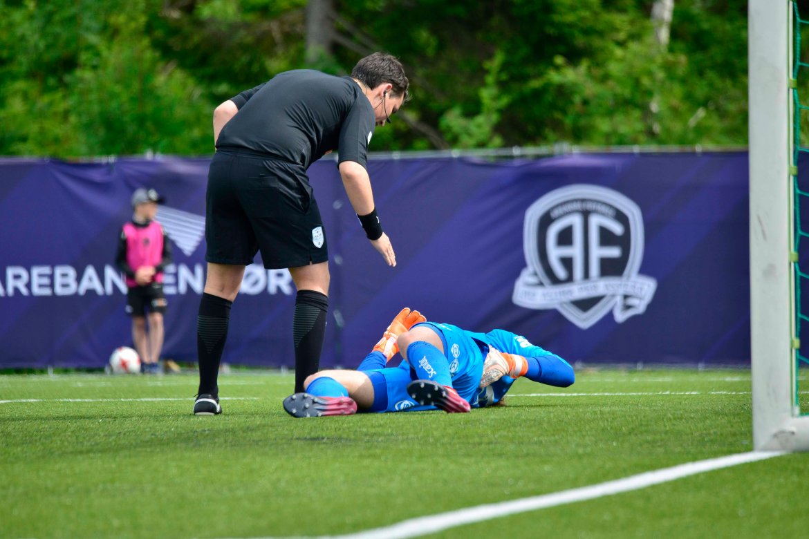 Dommeren sjekker om Bodø/Glimt-keeperen trenger bistand.