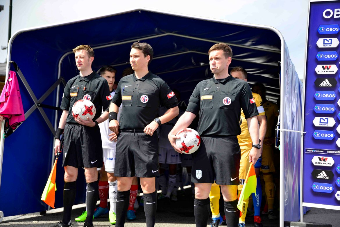 Dommertrioen klare for kamp.