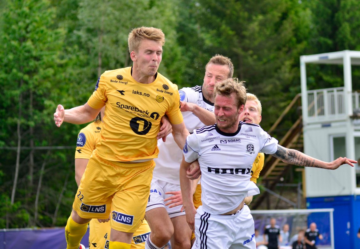 Petar Rnkovic og Matias Fjeldal Olsen gir alt i duellene.