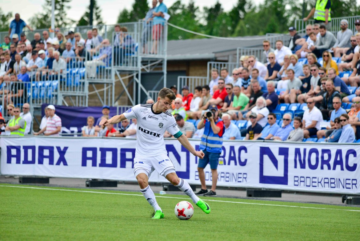 Ylldren Ibrahimaj bar kapteinsbindet i Sune Kiilerichs karantenefravær.