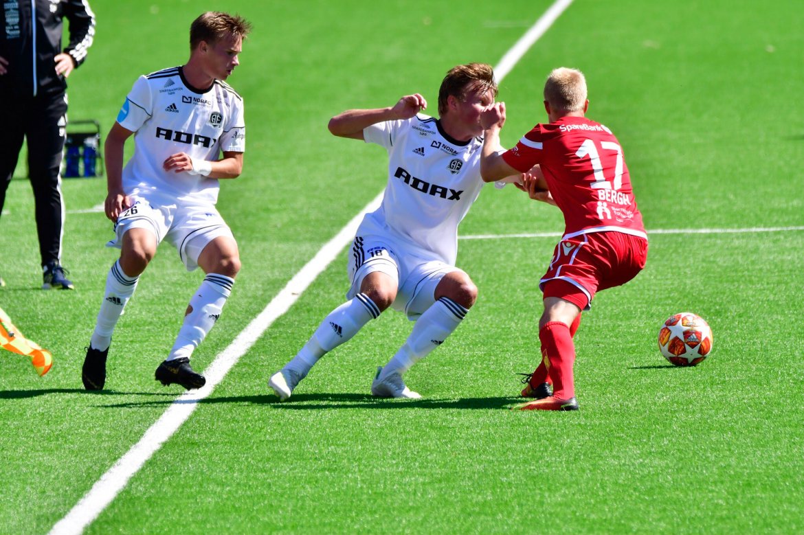 Markus Håbestad blir forsøkt stoppet av Levanger-forsvaret. Conrad Wallem følger opp i situasjonen.