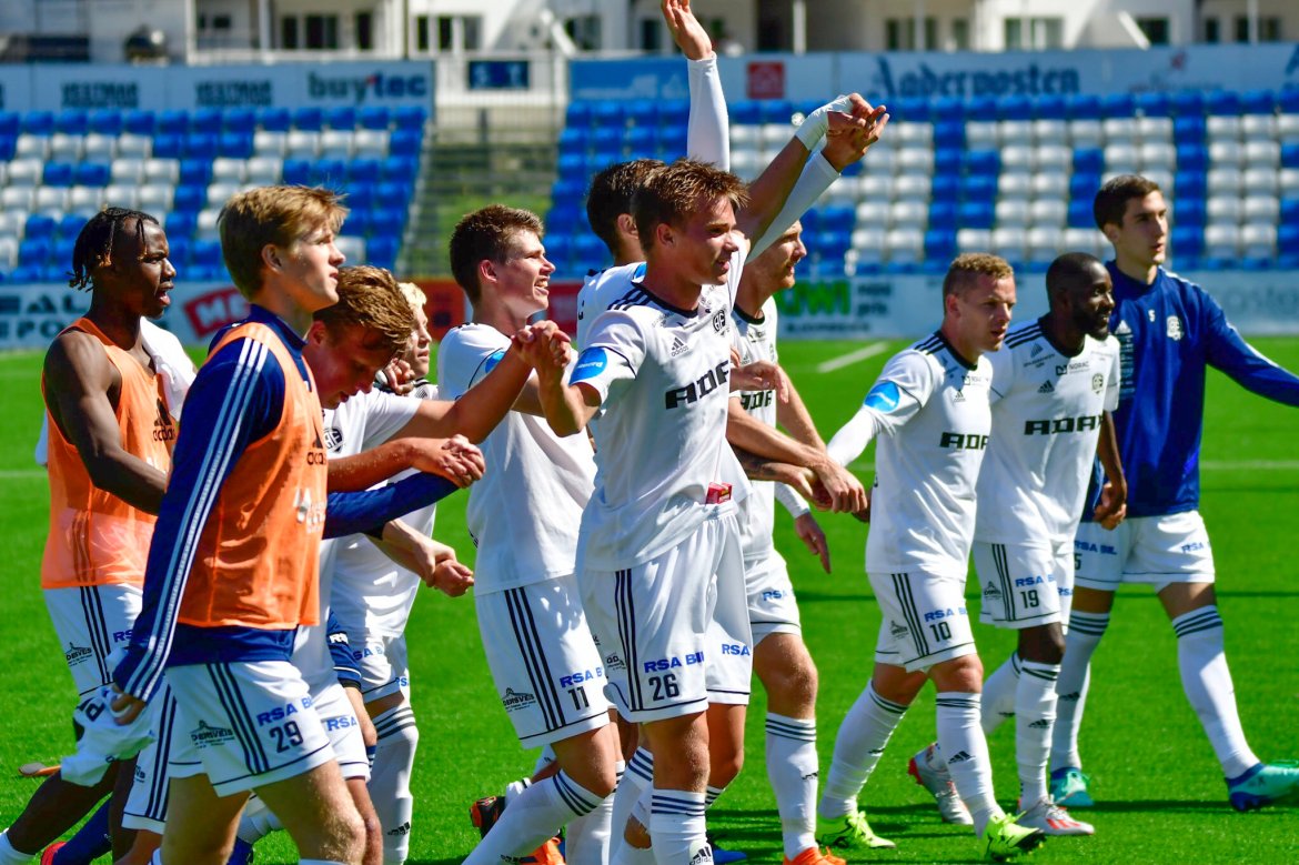 Takk! Guttene hyllet Forza Arendal for taktfast støtte gjennom 90 minutter!