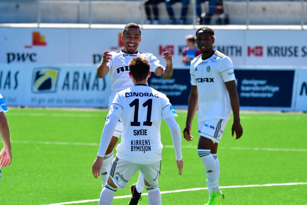 Ulrik Reinaldo Berglann gratulerer en jublende Preben Skeie etter 2-0.