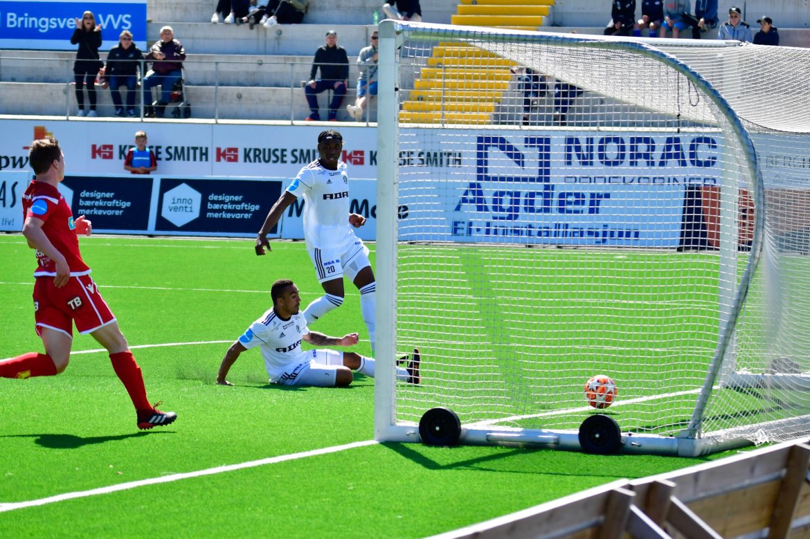 Ulrik Reinaldo Berglann setter inn 1-0.