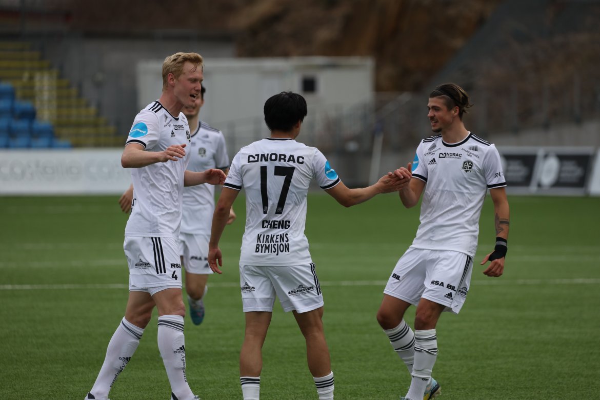 Christopher Cheng gratuleres etter sitt frisparkmål mot Grorud.
