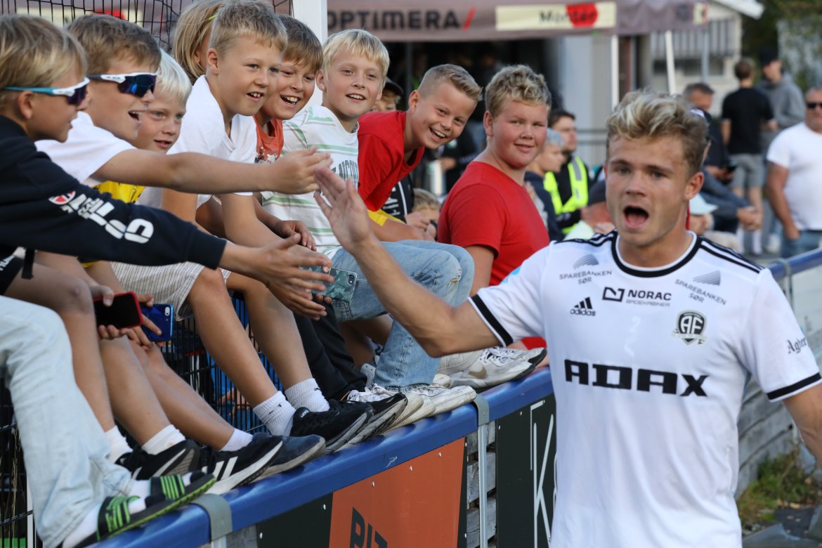 Jonas Tillung Fredriksen er populær, ikke minst blant den yngste generasjonen fotballfans.