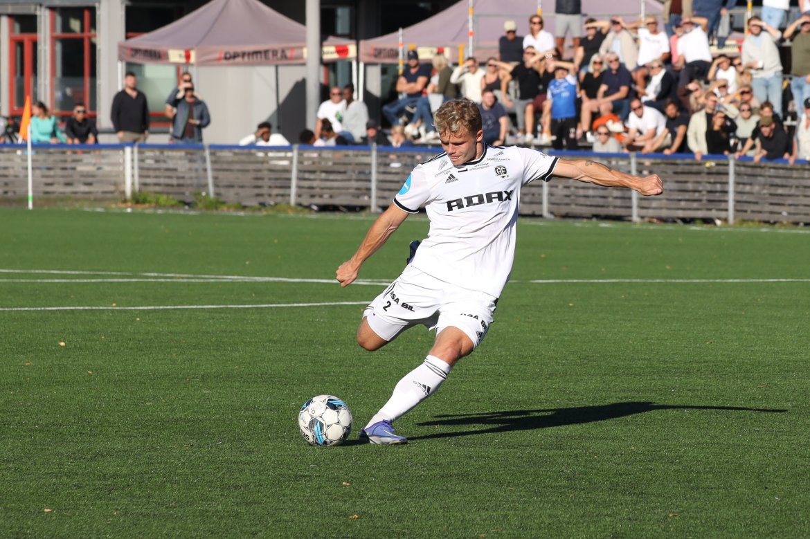 Jonas Tillung Fredriksen i skuddet.