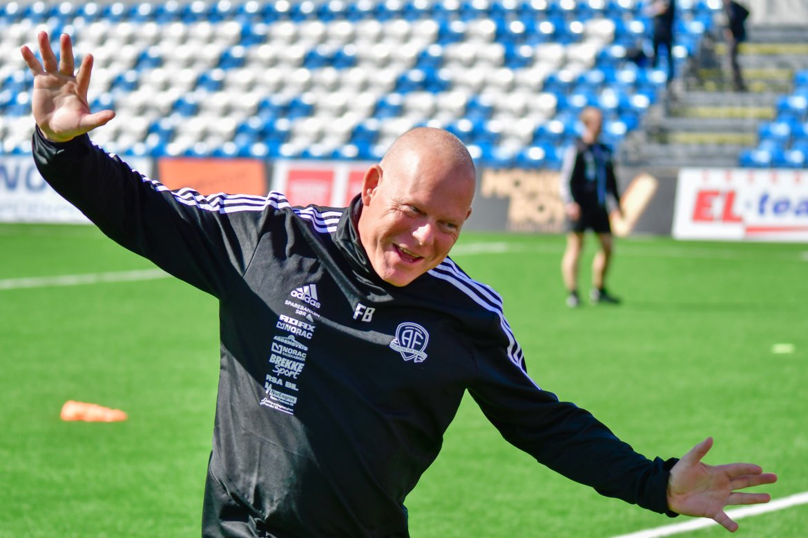 Frank Bredal var åpenbart optimistisk før kampstart.